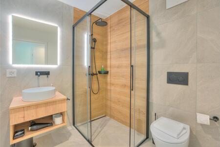Salle de bain avec douche