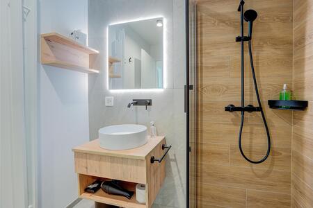 Salle de bain avec douche